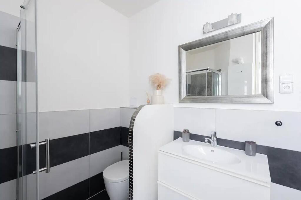 Spacious With Balcony At Wenceslas Sq Apartment *